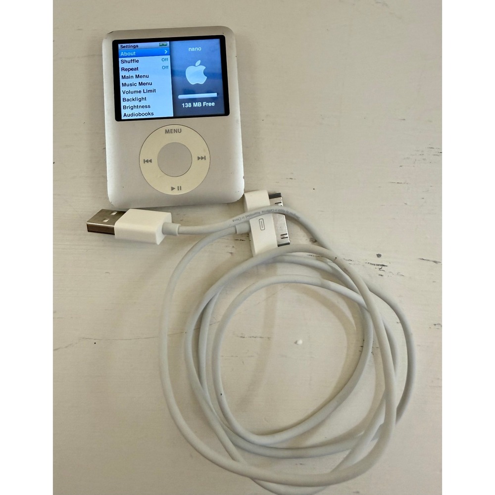 Apple iPod Nano 3rd Gen 4GB Silver À1236 MP3 Player Tested Working